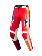 Calças Alpinestars 2026 Racer Portl, calças de motocross, vermelhas e cinzento claro com logótipos em cinzento escuro, gradientes em laranja vibrante e riscas brancas, marca Astar de grandes dimensões nas coxas, reforços internos nos joelhos em pele cinzento claro, fivela de cintura preta, equipamento durável para corridas off-road.