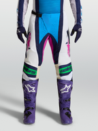 Alpinestars Techstar Maven, calças de motocross azuis e brancas com construção Babel, vista frontal no modelo.
