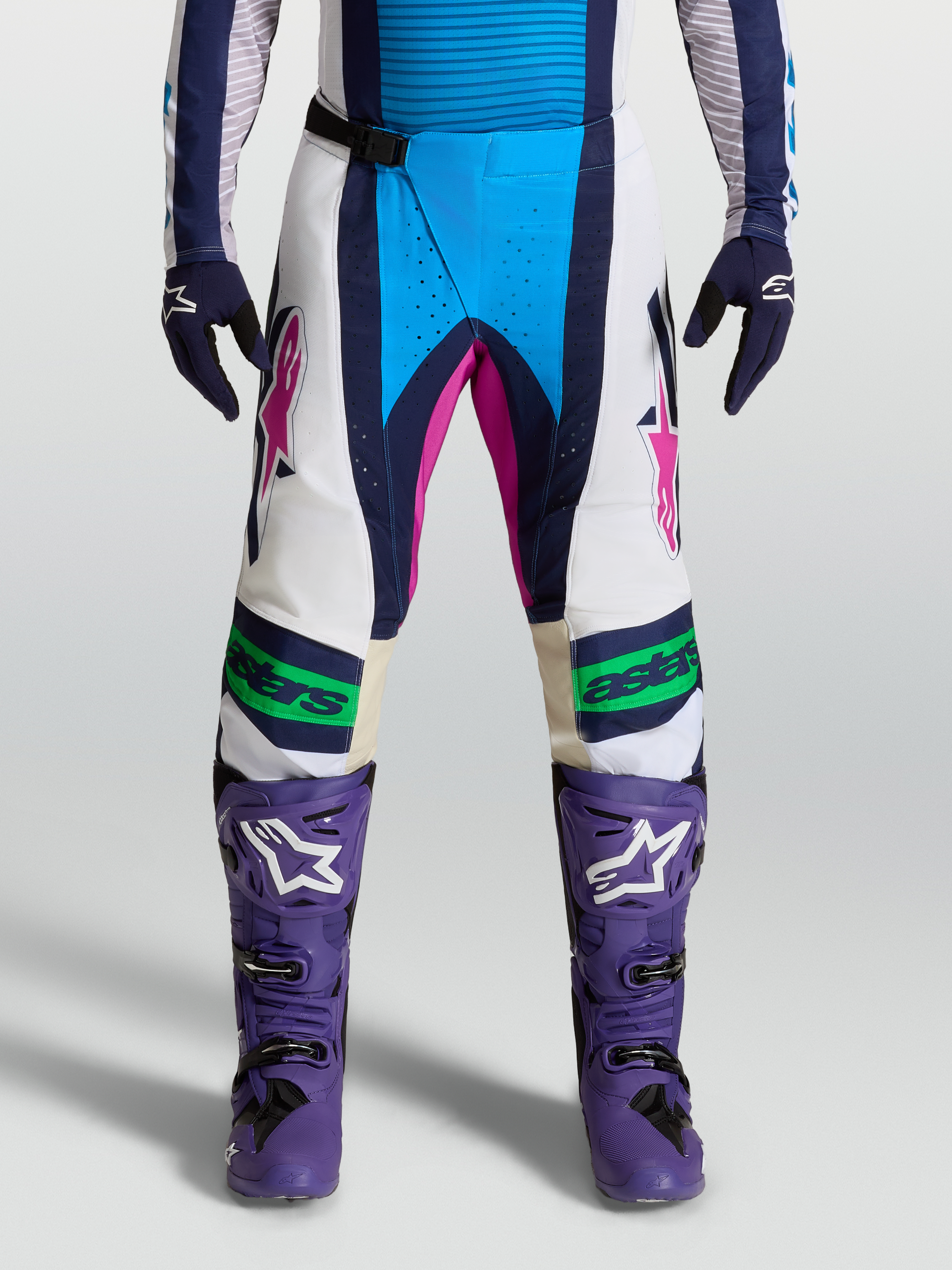 Alpinestars Techstar Maven, calças de motocross azuis e brancas com construção Babel, vista frontal no modelo.