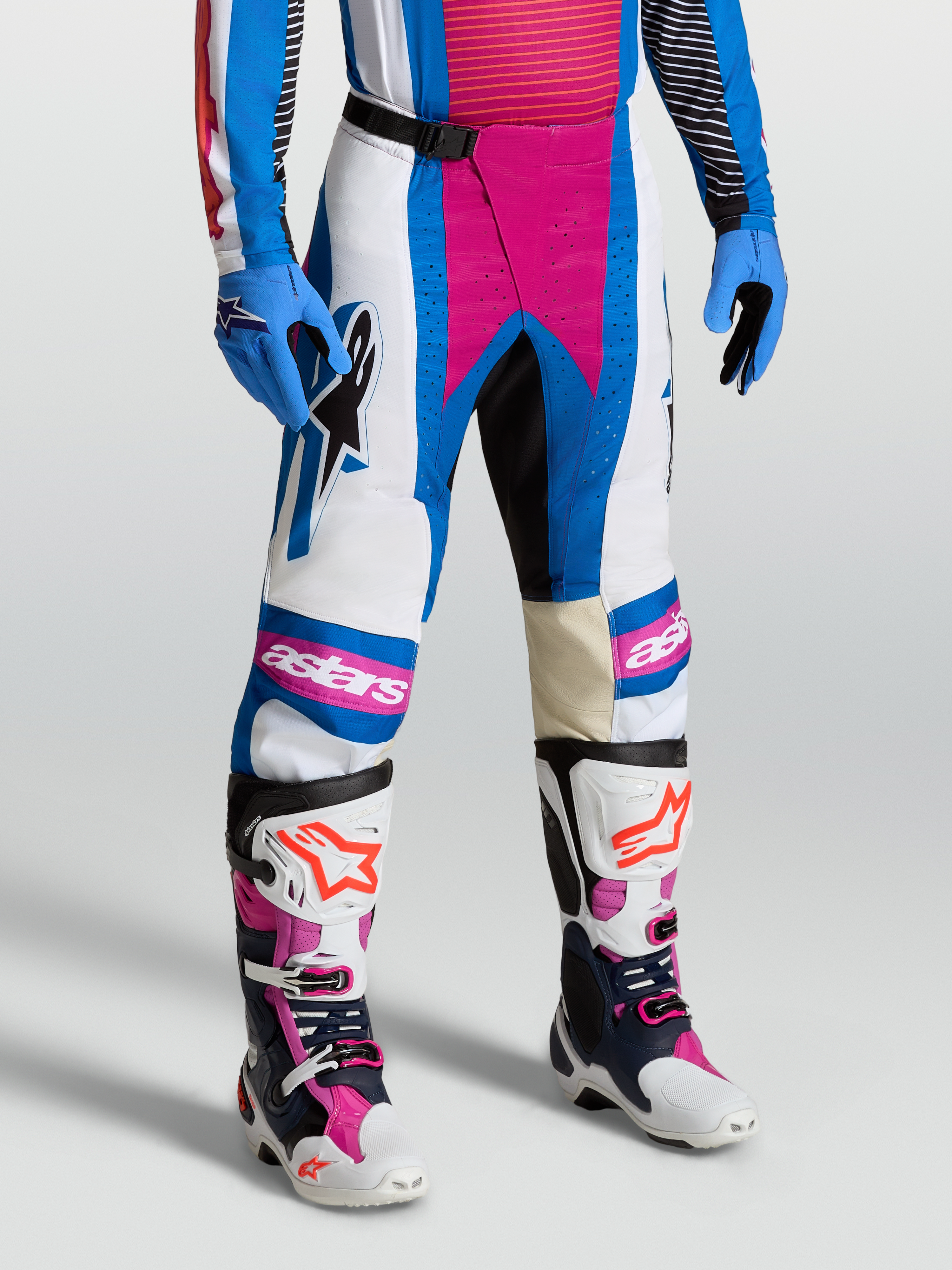 Alpinestars Techstar Maven, calças de motocross para homem, brancas e rosa coral com detalhes azuis, design ergonómico de alta performance.