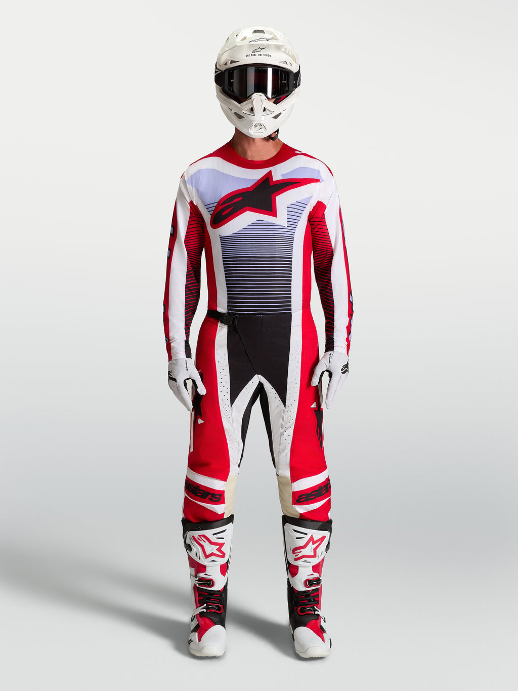Alpinestars calças Techstar Maven, conjunto de motocross vermelho e branco com pormenores lavanda, capacete e botas.