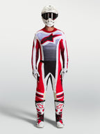 Alpinestars calças Techstar Maven, conjunto de motocross vermelho e branco com pormenores lavanda, capacete e botas.