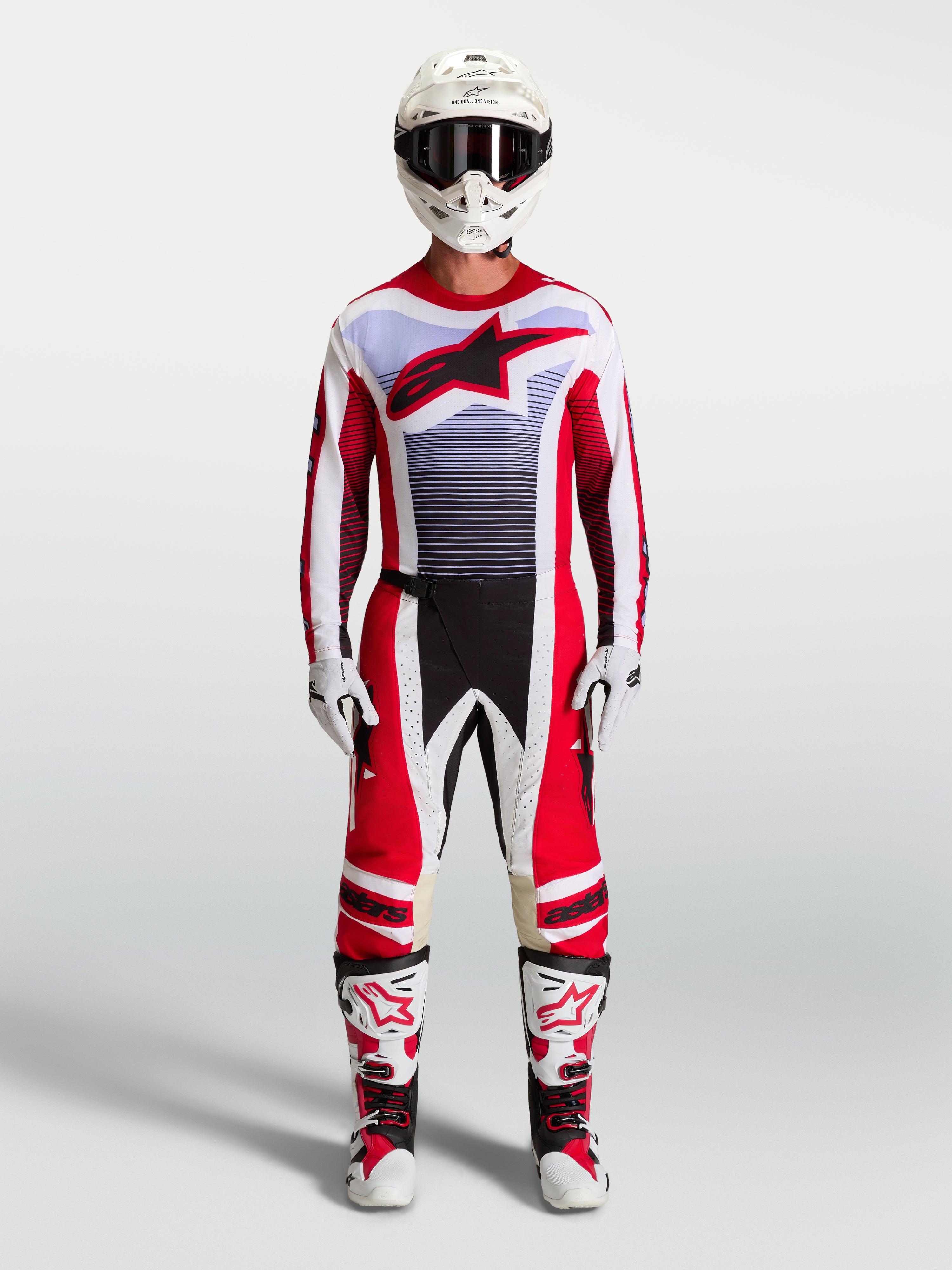 Alpinestars calças Techstar Maven, conjunto de motocross vermelho e branco com pormenores lavanda, capacete e botas.