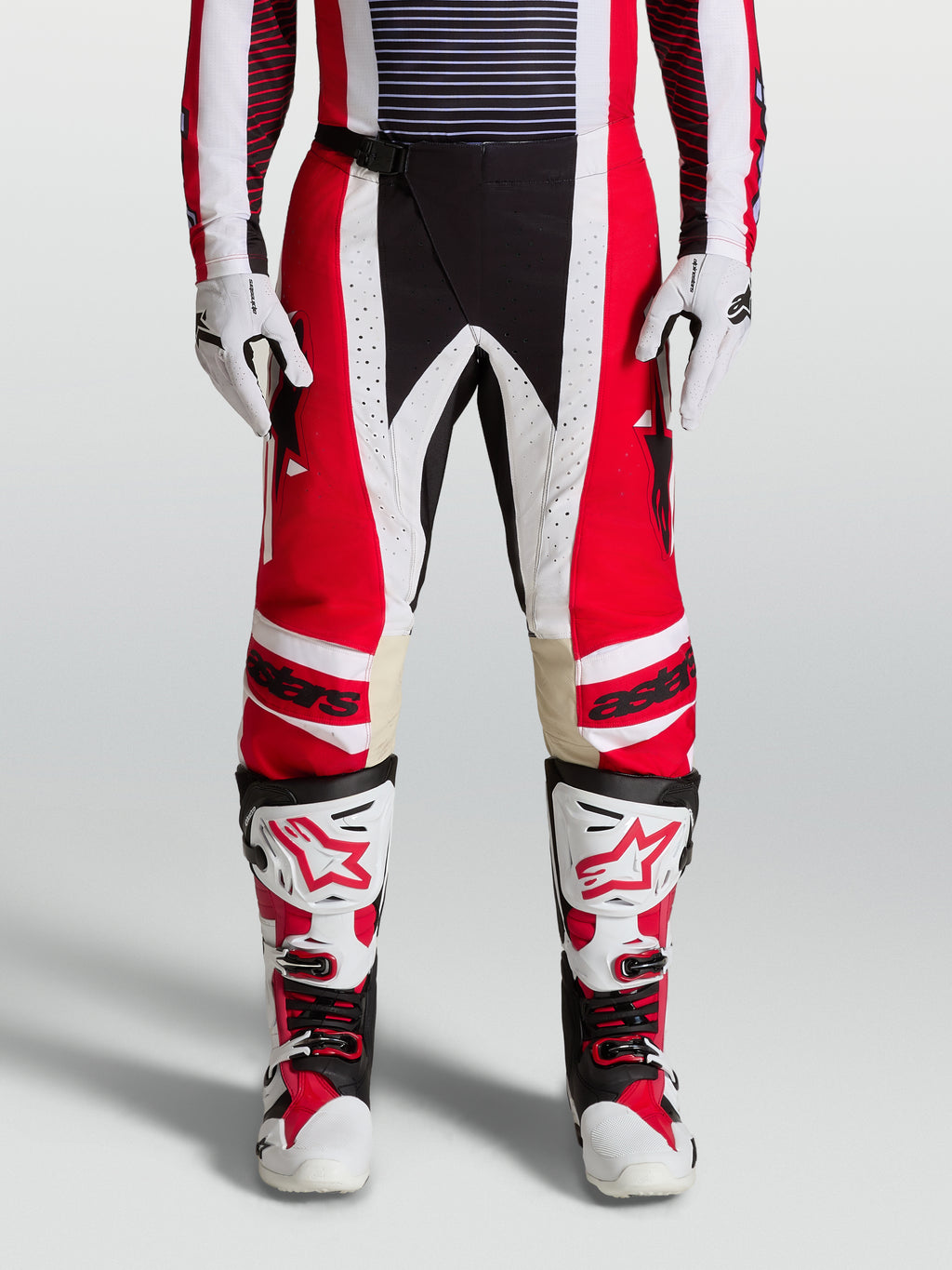 Alpinestars Techstar Maven, calças de motocross vermelhas e brancas, ajuste atlético com reforço de pele no joelho.