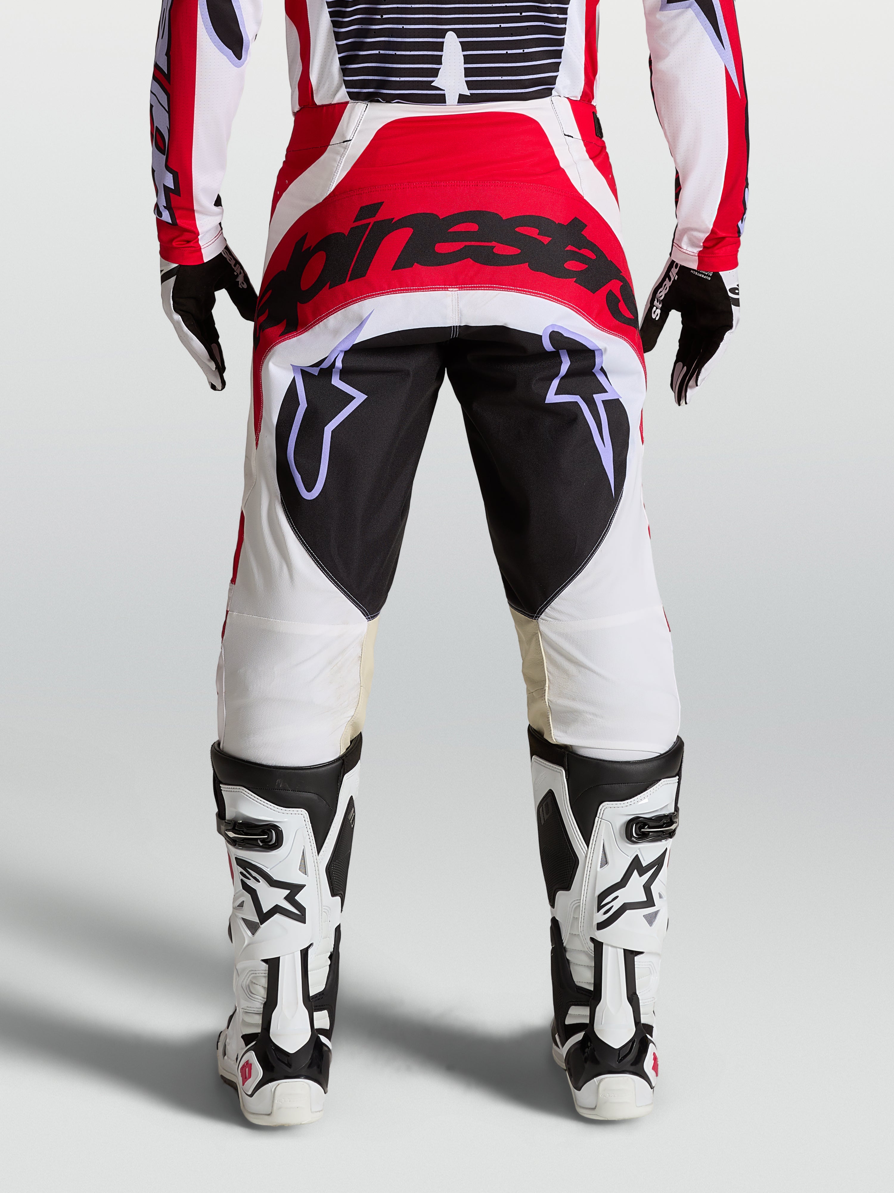 Alpinestars Techstar Maven, calças de motocross, vermelhas, brancas e pretas, com assento reforçado e ajuste race atlético, vista traseira