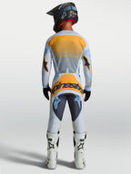 Alpinestars Techstar Maven, calças de motocross para homem, azuis e laranja, vista traseira, assento reforçado e corte de corrida