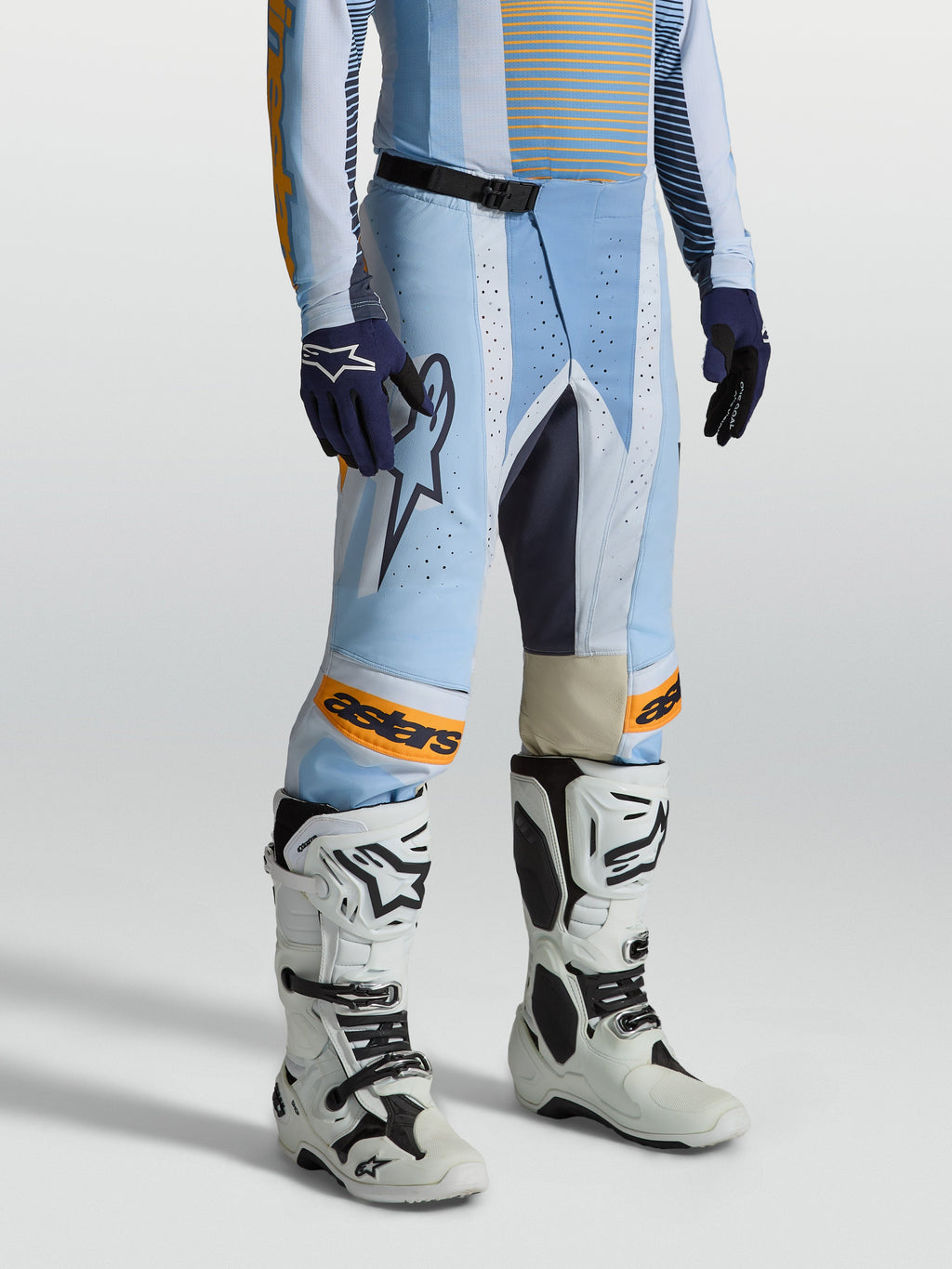 Alpinestars Techstar Maven, calças de motocross para homem em azul e laranja, ajuste ergonómico de corrida com perfurações para ventilação e fivela magnética SX2.
