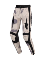 Alpinestars 2026 Racer Lahnd Pants, calças de motocross, Sand Camo, com base off-white e padrões de pinceladas cinzentas e pretas, gráficos de estrelas pretas nas coxas, painéis de joelho pretos reforçados e fivela de cintura ajustável, design ergonómico de competição off-road