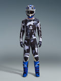 Conjunto de Equipamento Alpinestars Racer Lahnd 2026, fato de motocross, preto e branco com padrão abstrato Iron Camo, combinado com capacete azul e branco e botas azuis brilhantes, kit completo de corrida para performance em todo-o-terreno