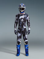 Conjunto de Equipamento Alpinestars Racer Lahnd 2026, fato de motocross, preto e branco com padrão abstrato Iron Camo, combinado com capacete azul e branco e botas azuis brilhantes, kit completo de corrida para performance em todo-o-terreno
