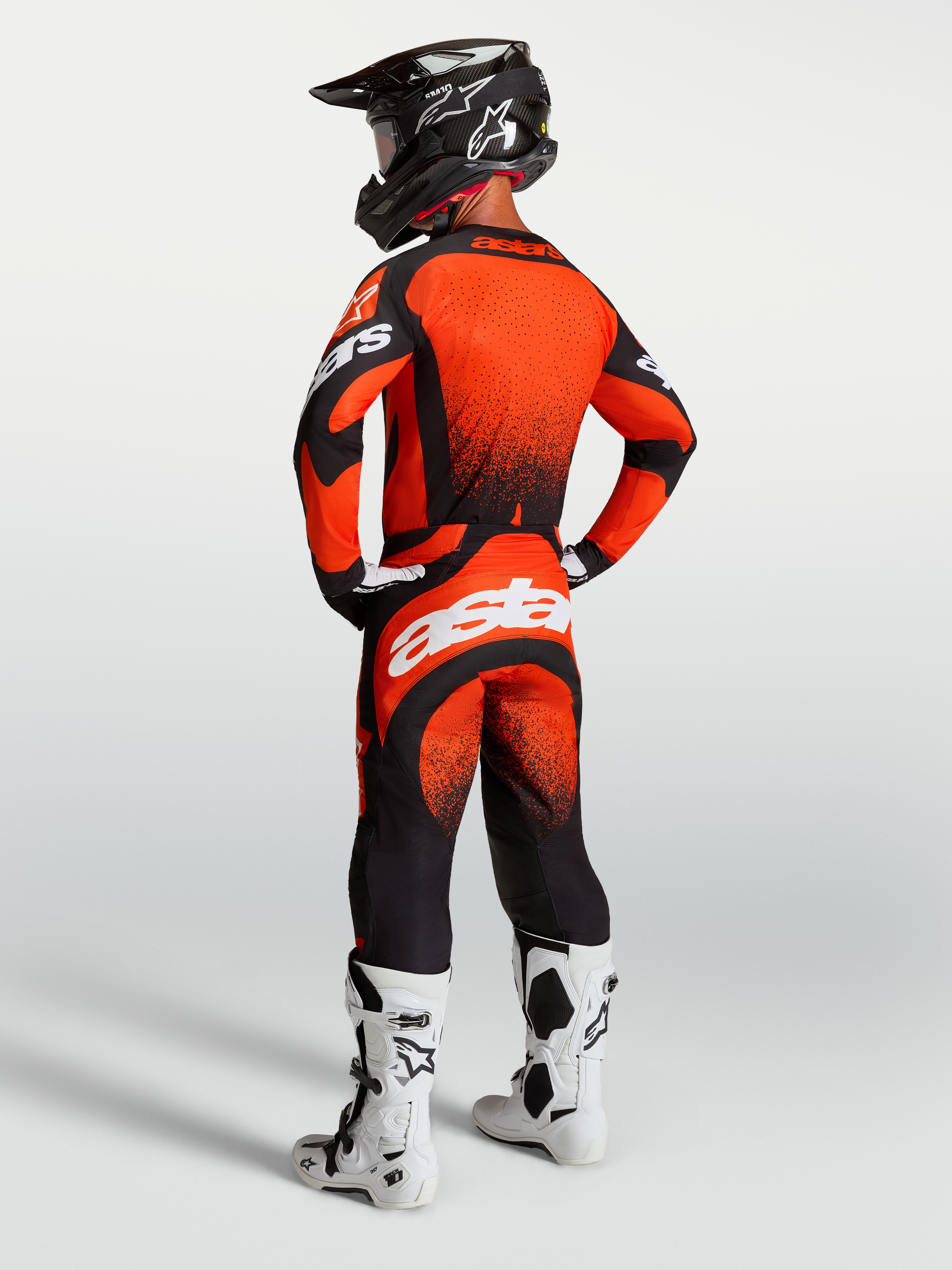 Alpinestars Techstar Swan, camisola e calças de motocross para homem em vermelho e preto, vista traseira.