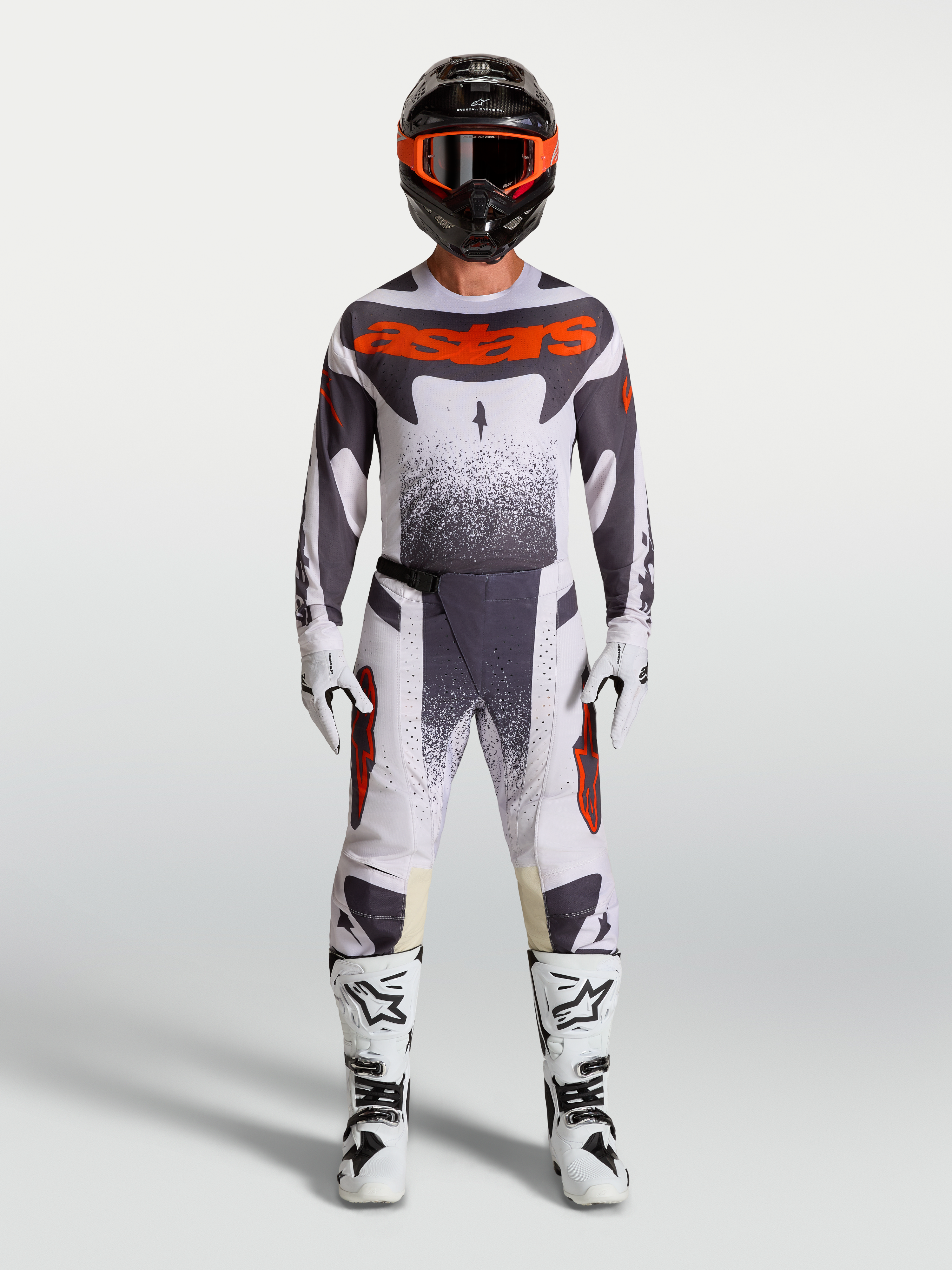 Alpinestars Calças Techstar Swan, fato MX para homem, lilás claro, cinzento escuro e vermelho fluo, com botas brancas.