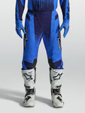 Calças Alpinestars Techstar Swan, equipamento de motocross azul para homem, painéis elásticos perfurados e botas brancas.