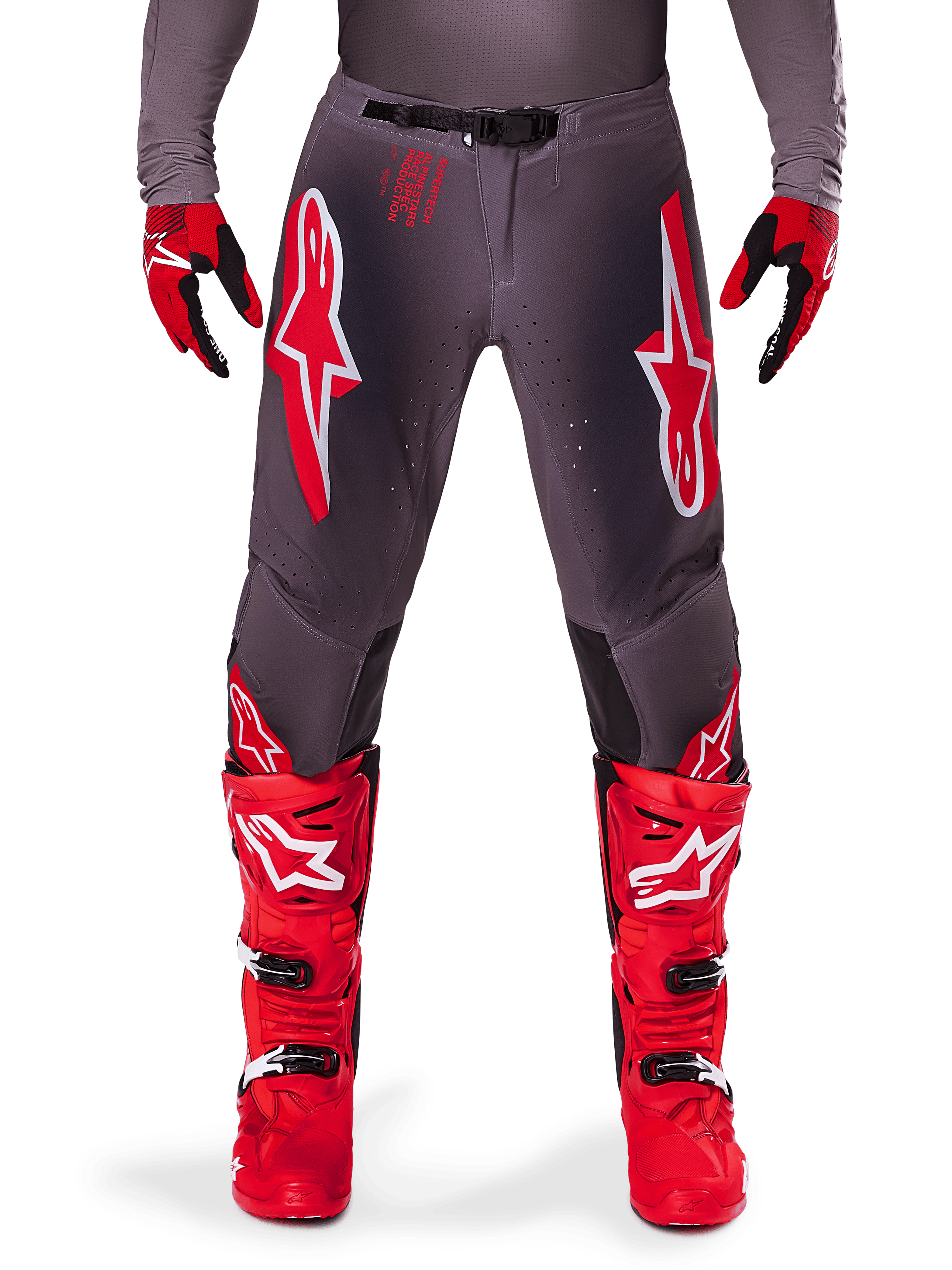 Alpinestars 2025 Supertech Lipan Pants, calças de motocross, Smoke Bright Red, estrutura cinzenta com logótipos vermelhos e brancos proeminentes, combinadas com botas e luvas de corrida vermelhas, com ventilação perfurada, equipamento de alto desempenho para todo-o-terreno