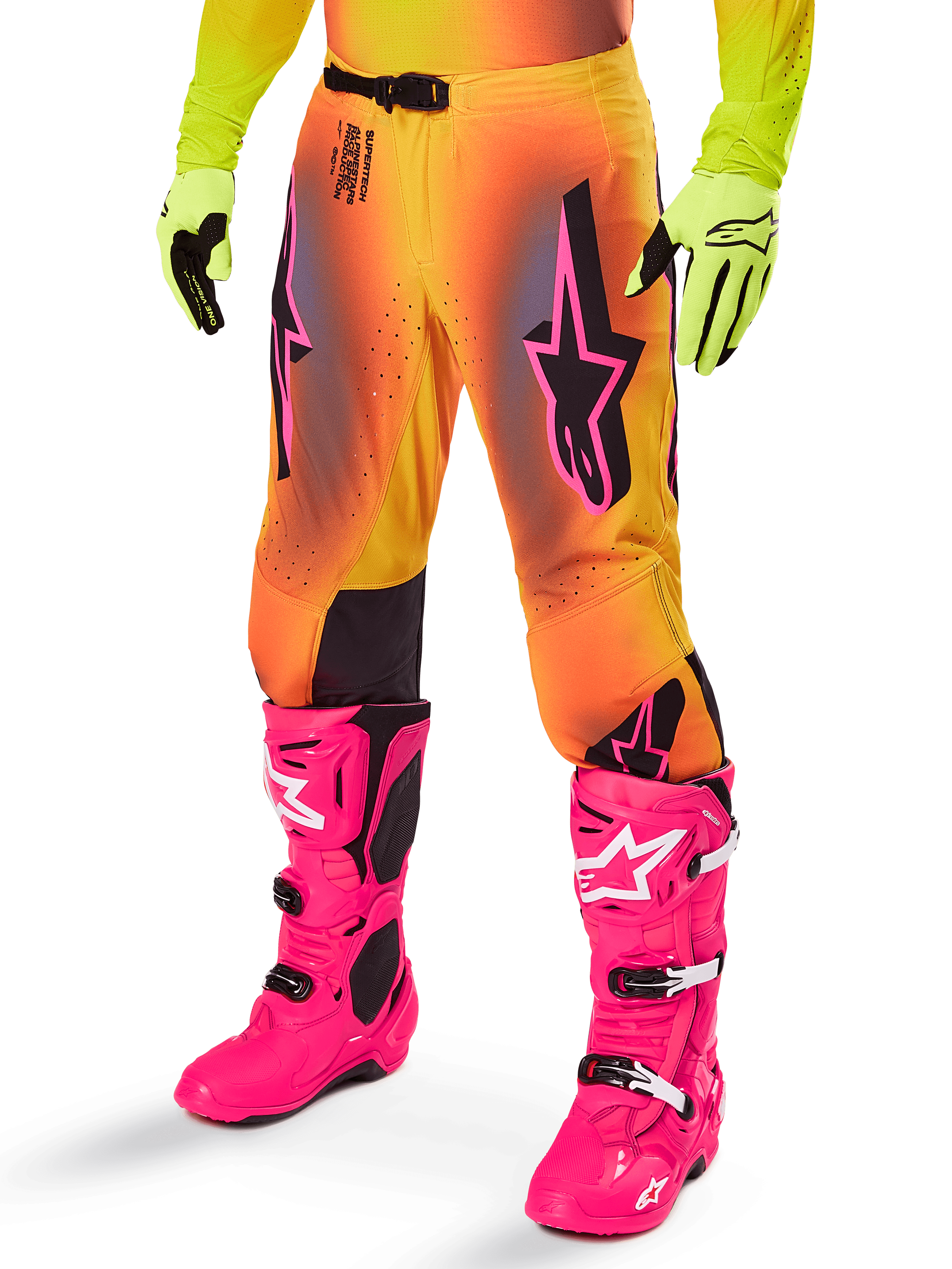 Alpinestars 2025 Supertech Lipan Gear Set, calças de motocross, gradiente em amarelo e cor de laranja com pormenores em cor-de-rosa e roxo, com logótipos Alpinestars pretos destacados nas coxas, usadas com luvas amarelas e botas de motocross cor-de-rosa vibrante