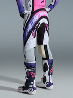 Alpinestars 2026 Supertech AFD Vista Pants, calças de motocross, brancas, roxas e pretas com detalhes cor-de-rosa, vista traseira, usadas com camisola a condizer e botas Tech 10, com grafismos de logótipo arrojados e materiais de performance para competição de elite em todo-o-terreno