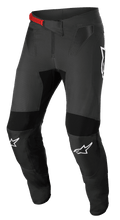 Alpinestars Supertech Foster Pants, calças de motocross, pretas e cinzentas, com fivela vermelha na cintura, logótipos brancos nos joelhos, proteção reforçada nos joelhos e coxas, painéis de malha ventilados e design ajustado para condução ativa