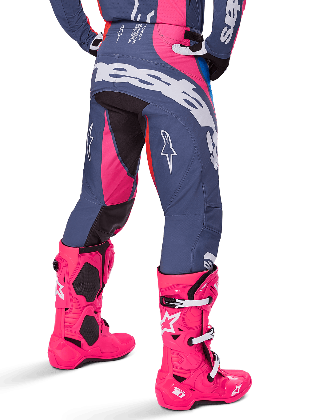 Alpinestars 2025 Techstar Dreem Pants, calças de motocross, cinza e cor-de-rosa multicolor, vista traseira com logótipo Alpinestars branco grande no assento, usadas com botas Tech 10 cor-de-rosa vibrante, equipamento de corrida todo-o-terreno durável com painéis reforçados