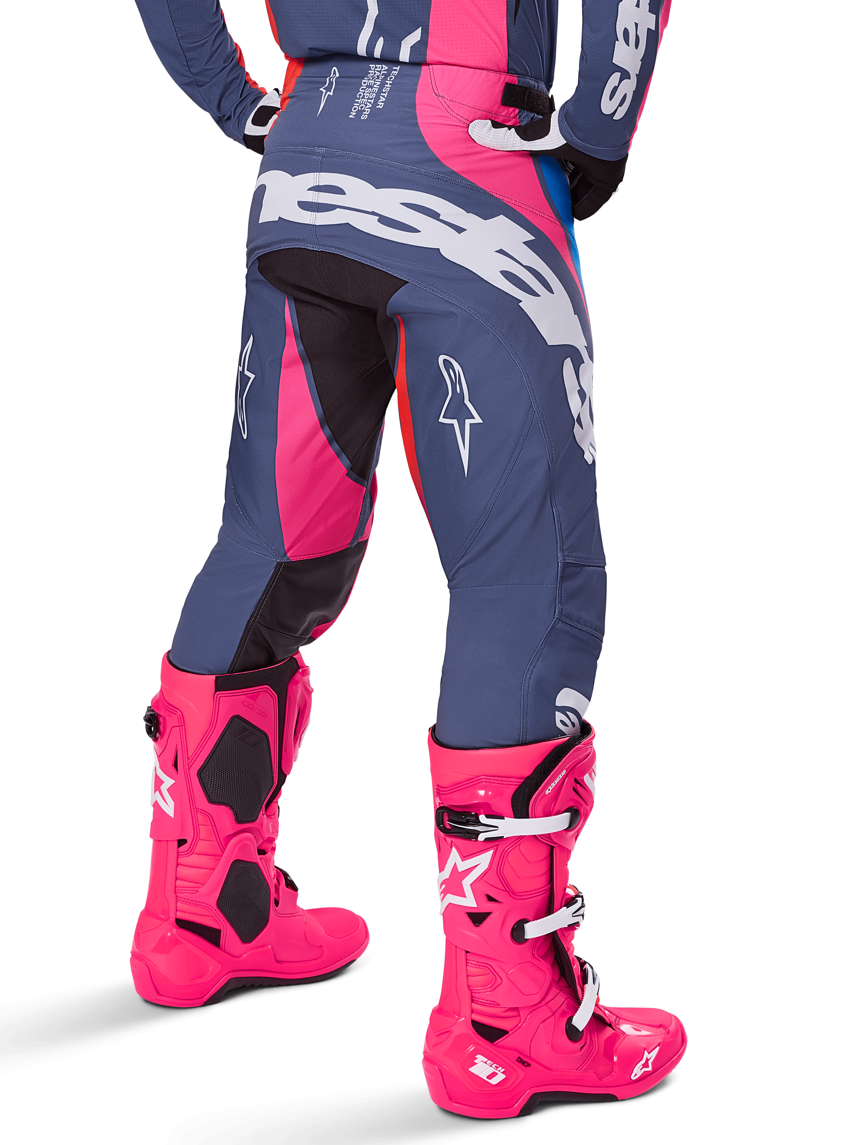 Alpinestars 2025 Techstar Dreem Pants, calças de motocross, cinza e cor-de-rosa multicolor, vista traseira com logótipo Alpinestars branco grande no assento, usadas com botas Tech 10 cor-de-rosa vibrante, equipamento de corrida todo-o-terreno durável com painéis reforçados