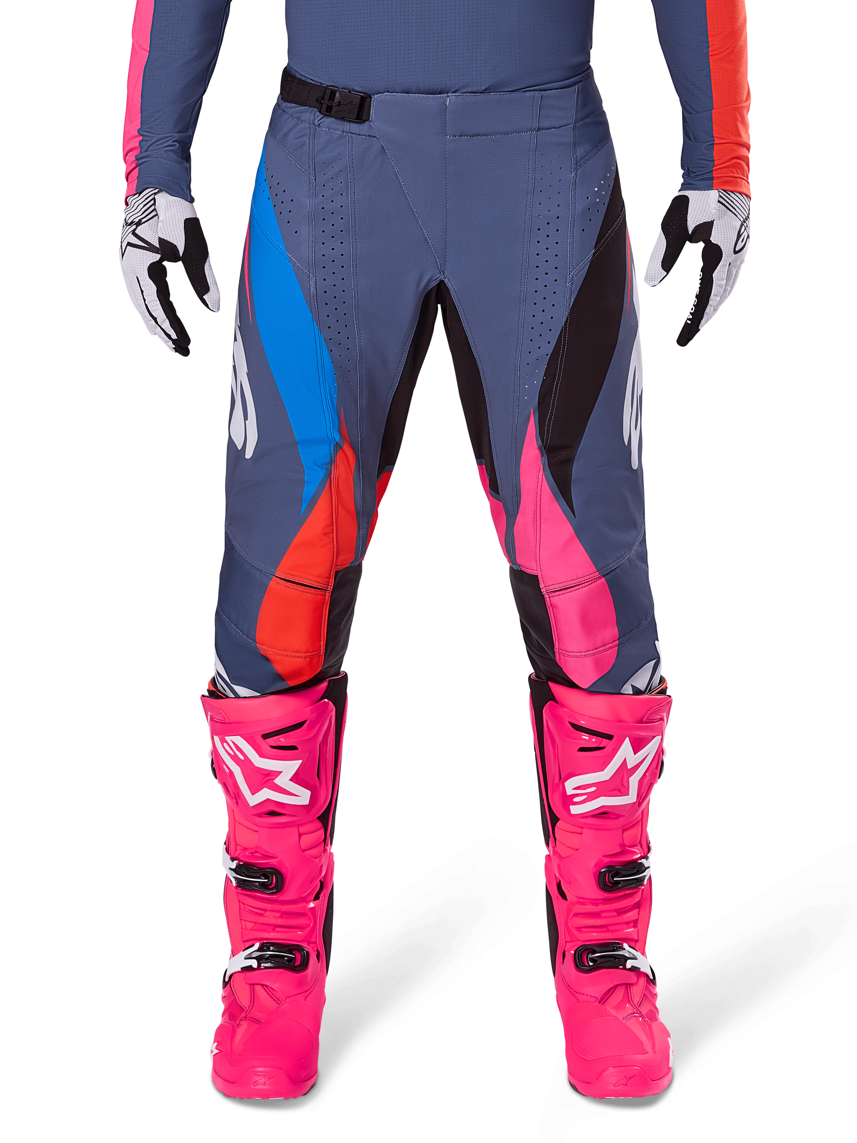 Alpinestars 2025 Techstar Dreem Pants, calças de motocross, cinzento multicolor com detalhes em azul, cor-de-rosa e laranja, usadas com botas cor-de-rosa vibrante e luvas brancas e pretas, com perfurações a laser nas coxas e fivela magnética na cintura, equipamento de ajuste atlético para competição todo-o-terreno