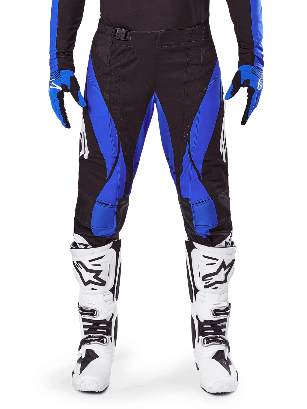 Alpinestars 2025 Techstar Dreem Pants, calças de motocross, pretas e azuis, usadas com camisola e luvas a condizer e botas brancas, com painéis laterais azuis e corte atlético de corrida, material durável para corridas off-road