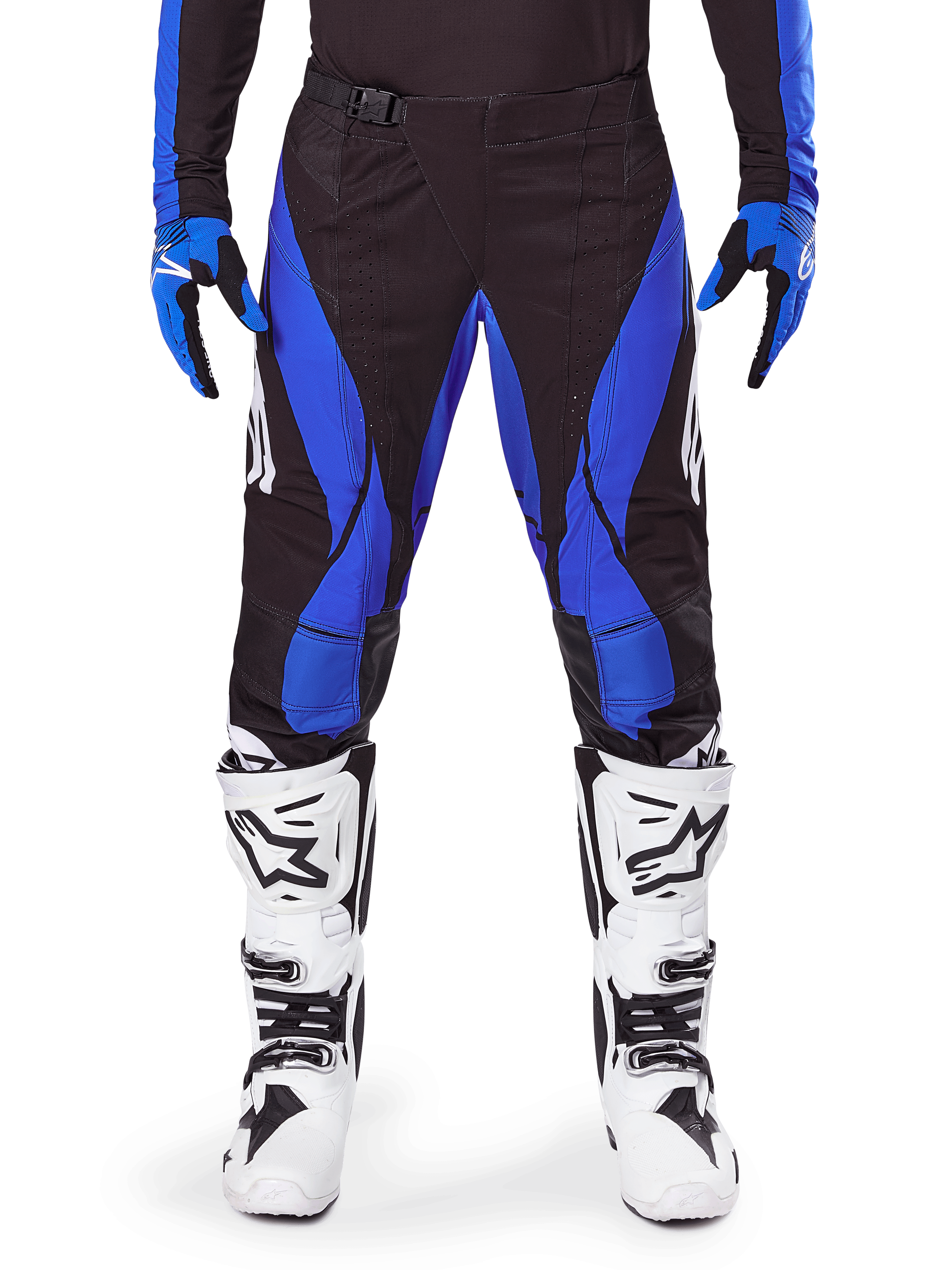Alpinestars 2025 Techstar Dreem Pants, calças de motocross, pretas e azuis, usadas com camisola e luvas a condizer e botas brancas, com painéis laterais azuis e corte atlético de corrida, material durável para corridas off-road
