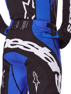 Alpinestars 2025 Techstar Dreem Pants, calças de motocross, pretas e azuis, vista traseira com marca branca no assento, detalhes azuis e pormenor da cintura Techstar, coordenadas com camisola e luvas a condizer