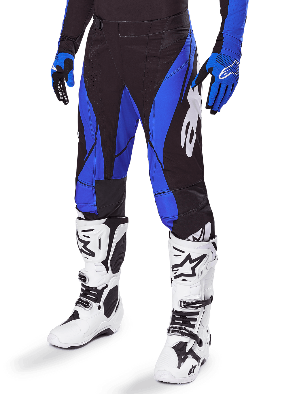 Alpinestars 2025 Techstar Dreem Pants, calças de motocross, pretas e azuis, usadas com botas de motocross brancas e luvas azuis, com o logótipo Alpinestars branco na perna, construção durável para corridas de todo-o-terreno