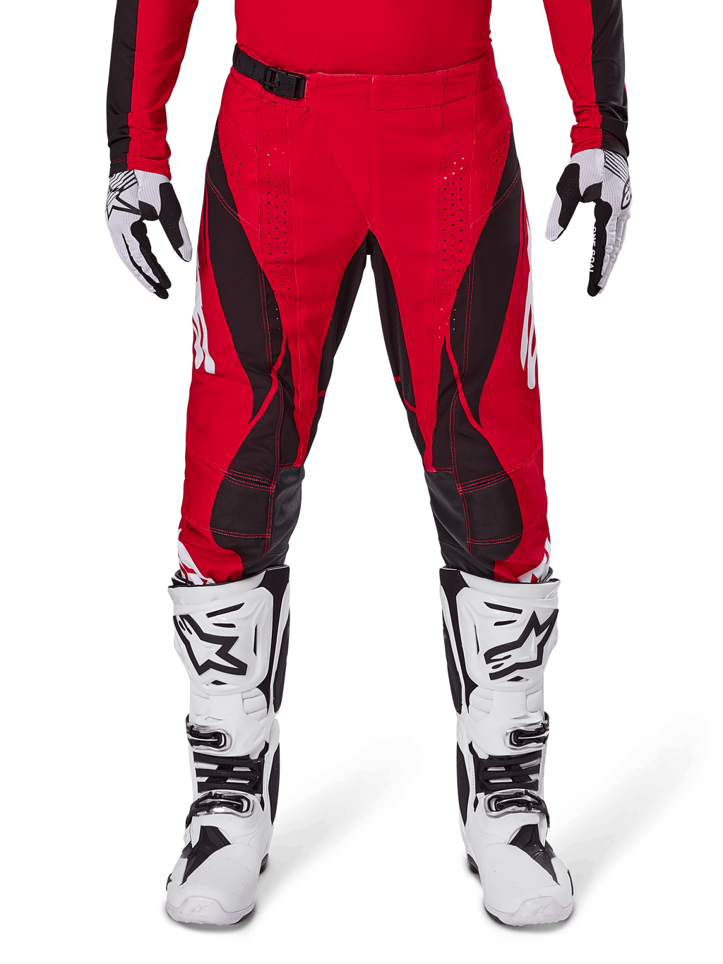 Alpinestars 2025 Techstar Dreem Pants, calças de motocross, vermelho vivo e preto, com padrões angulares e perfurações de ventilação cortadas a laser, usadas com botas de motocross brancas e luvas a condizer para corridas todo-o-terreno