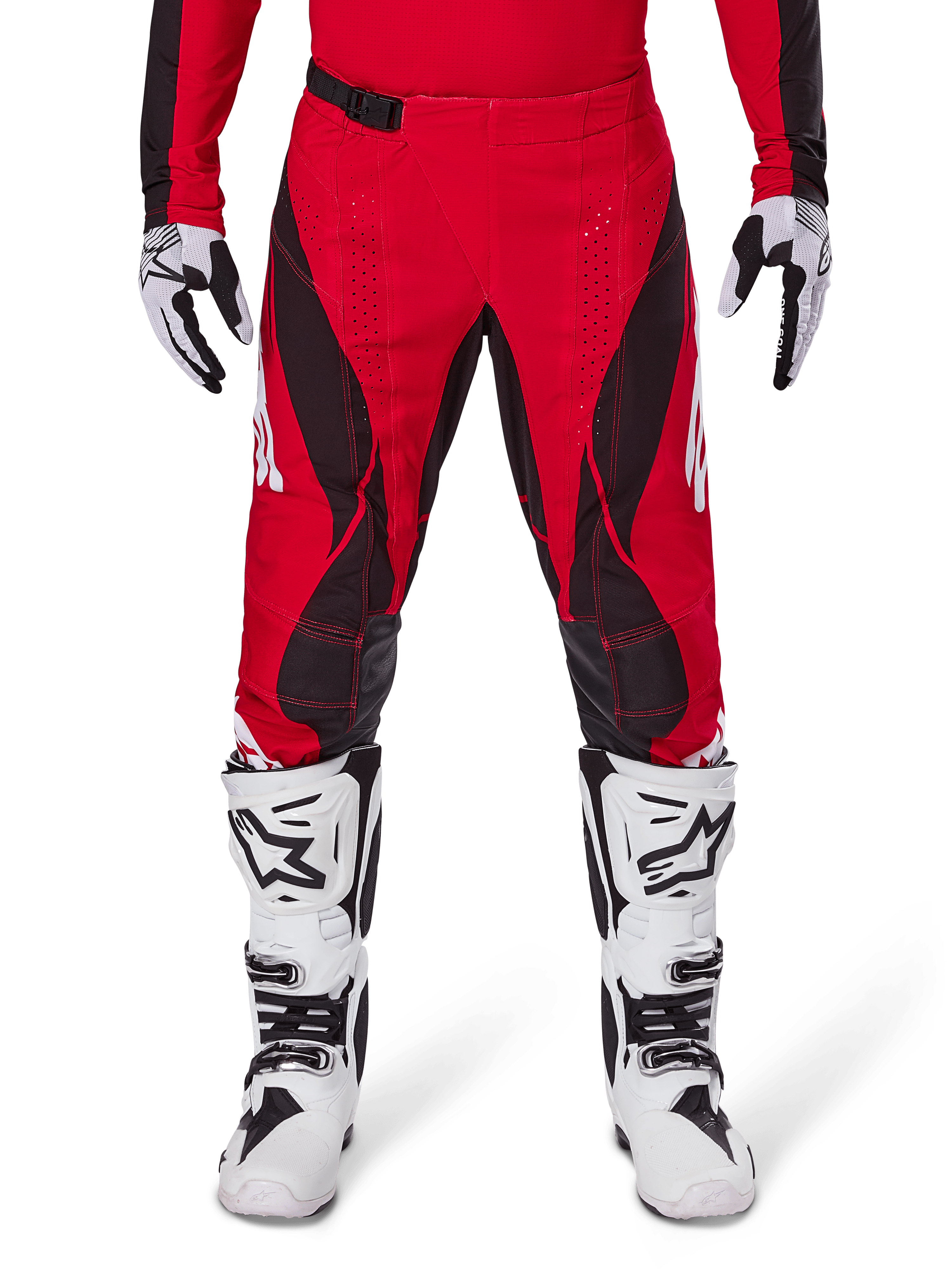 Alpinestars 2025 Techstar Dreem Pants, calças de motocross, vermelho vivo e preto, com padrões angulares e perfurações de ventilação cortadas a laser, usadas com botas de motocross brancas e luvas a condizer para corridas todo-o-terreno