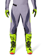 Alpinestars 2025 Techstar Dreem Pants, calças de motocross, cinzento claro e cinzento escuro com pormenores em amarelo néon, combinadas com botas e luvas em amarelo néon, ventilação cortada a laser, fivelas pretas e solas vermelhas, equipamento de motocross profissional