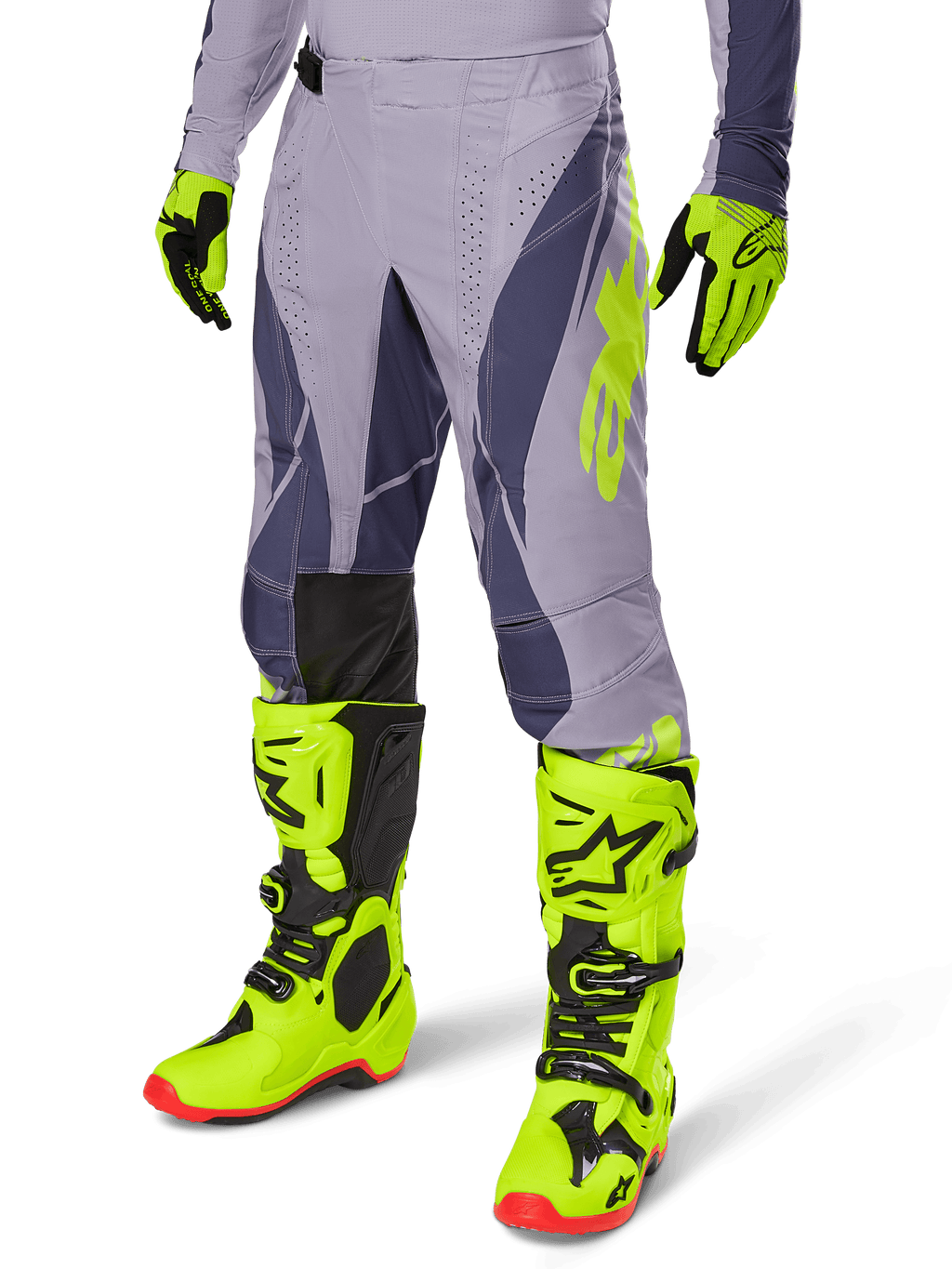 Conjunto de Equipamento Alpinestars 2025 Techstar Dreem, calças e camisola de motocross, cinzento com detalhes em roxo escuro e amarelo néon, usado com botas e luvas amarelo néon a combinar, ajuste de corrida profissional para motocross todo-o-terreno