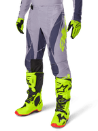 Conjunto de Equipamento Alpinestars 2025 Techstar Dreem, calças e camisola de motocross, cinzento com detalhes em roxo escuro e amarelo néon, usado com botas e luvas amarelo néon a combinar, ajuste de corrida profissional para motocross todo-o-terreno