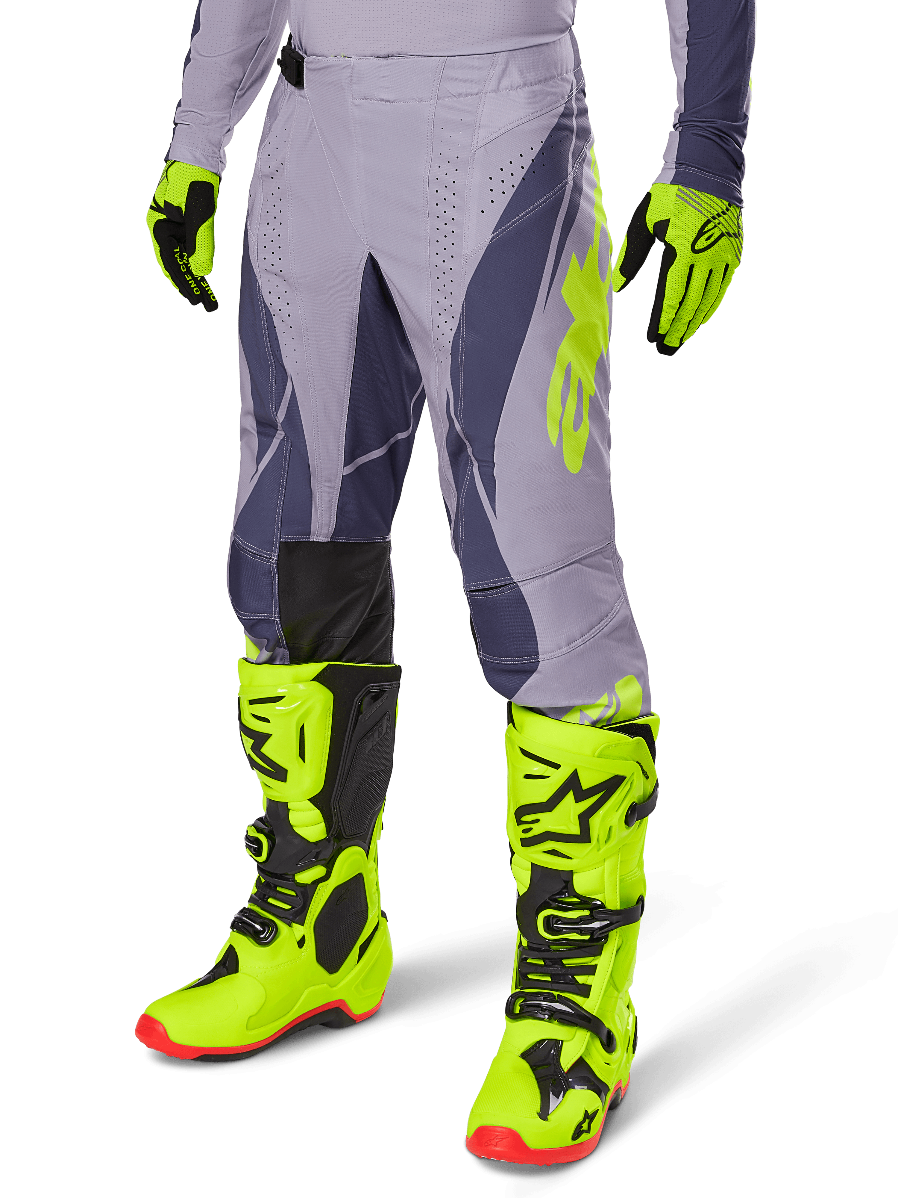Conjunto de Equipamento Alpinestars 2025 Techstar Dreem, calças e camisola de motocross, cinzento com detalhes em roxo escuro e amarelo néon, usado com botas e luvas amarelo néon a combinar, ajuste de corrida profissional para motocross todo-o-terreno