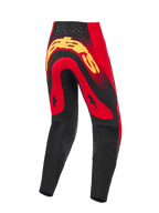Alpinestars 2026 Supertech Scenz Pants, calças de motocross, vermelhas, pretas e amarelas, vista traseira com um grande logótipo amarelo no assento, painéis vermelhos com gráficos de estrelas pretas, perfurações cortadas a laser na cintura e painéis pretos reforçados na parte inferior das pernas.