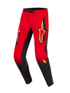 Alpinestars 2026 Supertech Scenz Pants, calças de motocross, vermelhas, pretas e amarelas, parte superior vermelha com transição para pernas pretas em gradiente pontilhado, logótipos Alpinestars amarelos grandes nas coxas, painéis internos dos joelhos pretos e fecho magnético na cintura
