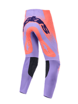 Alpinestars 2026 Calças Supertech Scenz, calças de motocross, Hot Coral e roxo, vista traseira com marca azul escura no assento, grandes detalhes de estrela coral nas coxas, painéis internos pretos na zona da barriga da perna e orifícios de ventilação cortados a laser