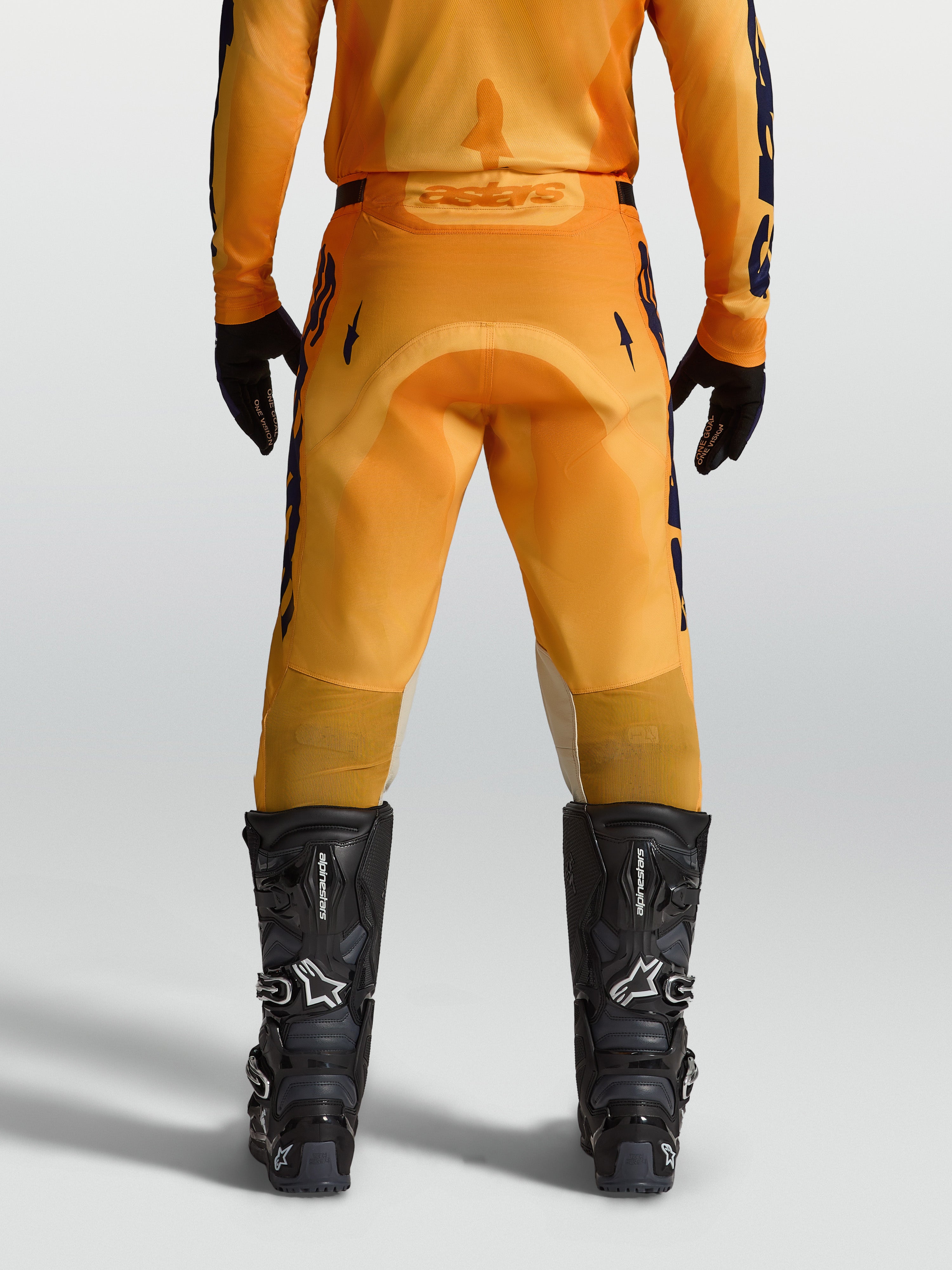 Alpinestars Calças Racer Amber, calças de motocross para homem, laranja e azul escuro, vista traseira com reforço no assento e painéis elásticos
