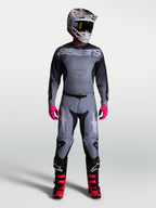 Alpinestars Calças Racer Amber, calças de motocross para homem, cinzentas com detalhes em lilás e ajuste de corrida pré-curvado.
