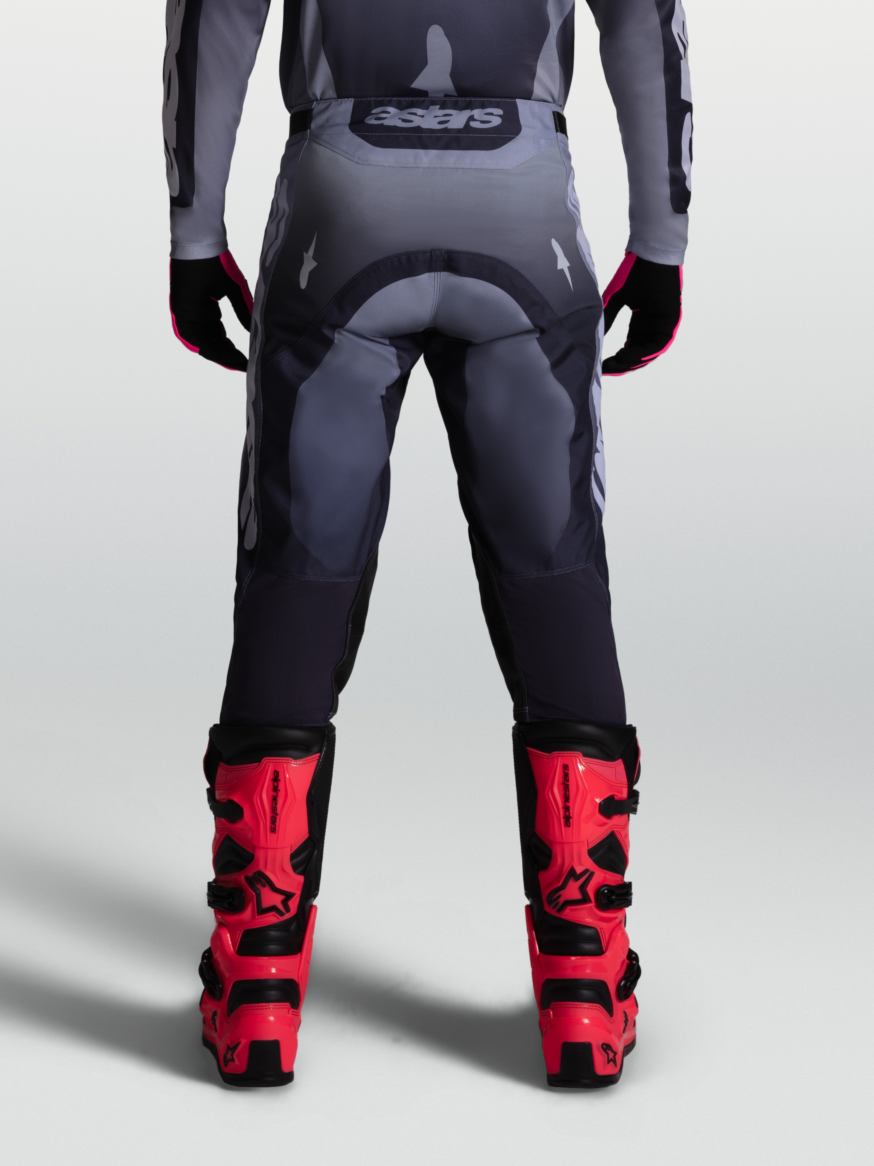 Calças Alpinestars Racer Amber, calças de motocross para homem, cinzentas, em polifibra 600D durável, vista traseira.