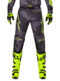 Alpinestars Racer Hollow Pants 2025, calças de motocross cinzentas com detalhes amarelo néon, estrelas amarelas e logótipos, luvas pretas e amarelas, botas amarelo néon com fivelas pretas, equipamento de proteção desportivo