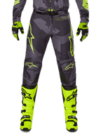 Alpinestars Racer Hollow Pants 2025, calças de motocross cinzentas com detalhes amarelo néon, estrelas amarelas e logótipos, luvas pretas e amarelas, botas amarelo néon com fivelas pretas, equipamento de proteção desportivo