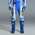 Alpinestars 2026 Techstar Knif Gear Set, calças de motocross azuis e brancas com logótipos amarelo fluorescente, botas e luvas azuis a condizer, equipamento de corrida profissional para competição todo-o-terreno