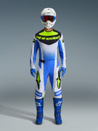 Alpinestars 2026 Techstar Knif Gear Set, conjunto de motocross em azul, branco e amarelo néon, plano de corpo inteiro do piloto a usar camisola e calças a condizer com capacete branco, óculos azuis e botas de corrida azuis, kit de competição off-road coordenado