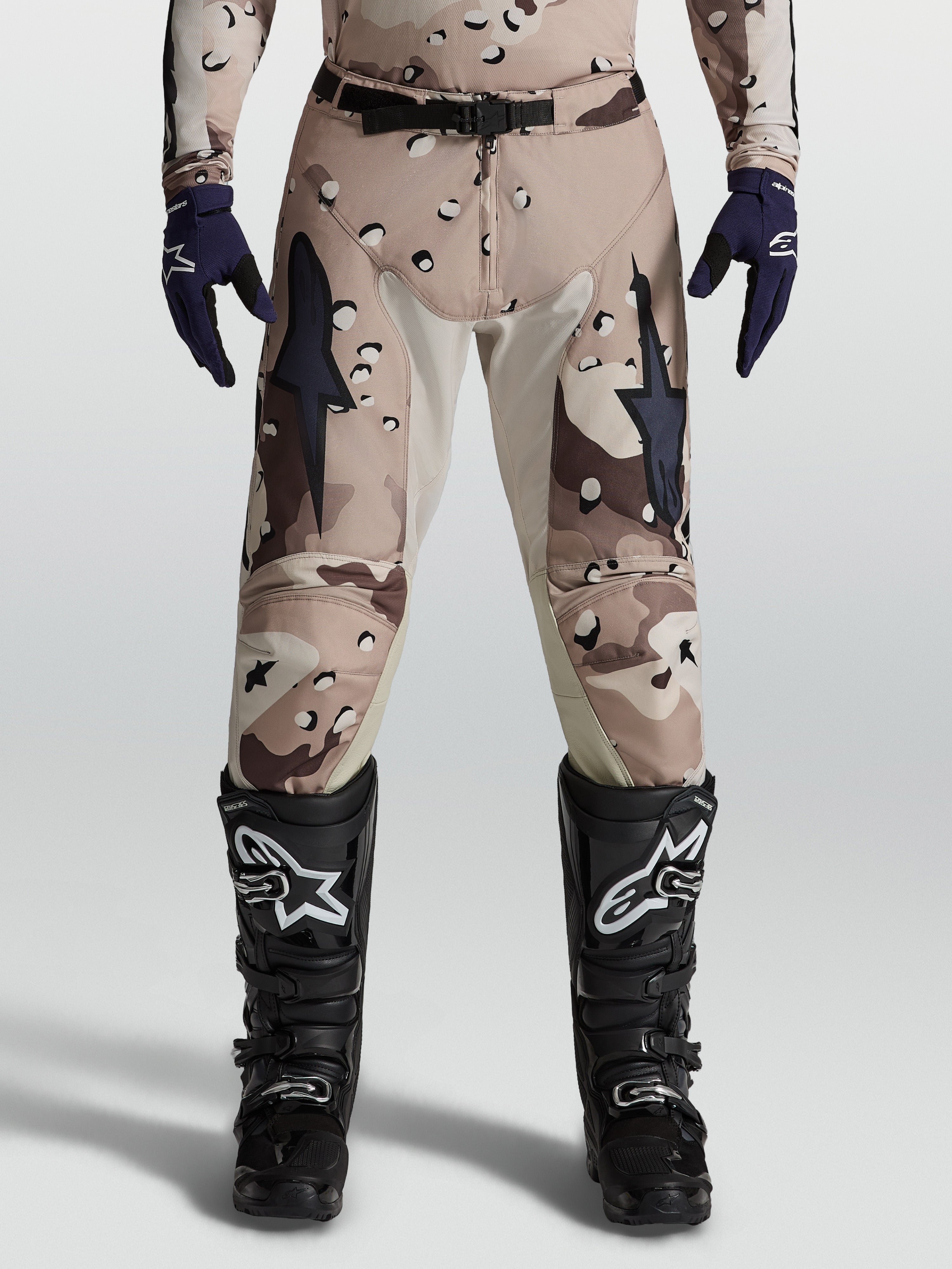 Alpinestars Racer Lone, calças de motocross para homem, camuflagem deserto e pretas, com reforços em pele e painéis elásticos.