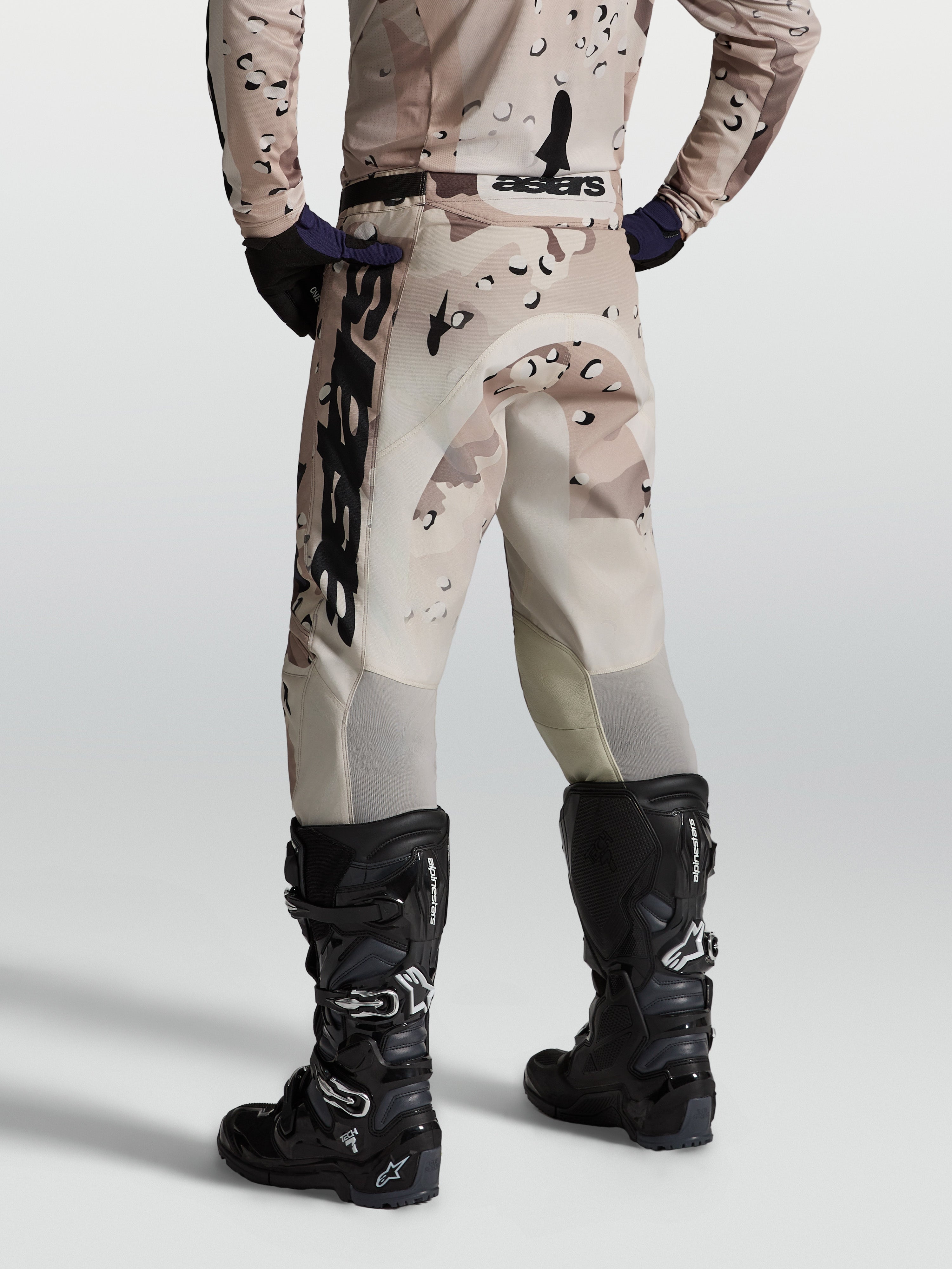 Alpinestars Racer Lone, calças de motocross para homem, camuflagem deserto, vista traseira, polifibra e painéis elásticos