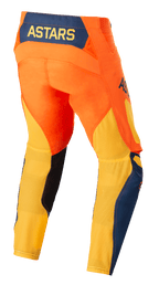 Alpinestars Techstar Factory Pants, calças de motocross, cor de laranja, azul escuro e amarelo, vista traseira com o logótipo ASTARS amarelo num painel traseiro azul escuro, chassis em laranja vibrante com malha amarela respirável na parte inferior das pernas e pormenores em azul
