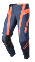 Alpinestars 2023 Techstar Arch Pants, calças de motocross, azul escuro e laranja vibrante, painéis de ventilação perfurados, proteção interior do joelho em pele preta, fivela de cintura ajustável, equipamento de todo-o-terreno de alta performance