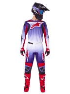 Conjunto de equipamento Alpinestars 2025 Fluid Wurx, piloto de motocross com camisola e calças em roxo, branco e vermelho vivo, capacete preto com óculos azuis, botas de motocross vermelhas e luvas a condizer, design de corrida atlético para desempenho todo-o-terreno
