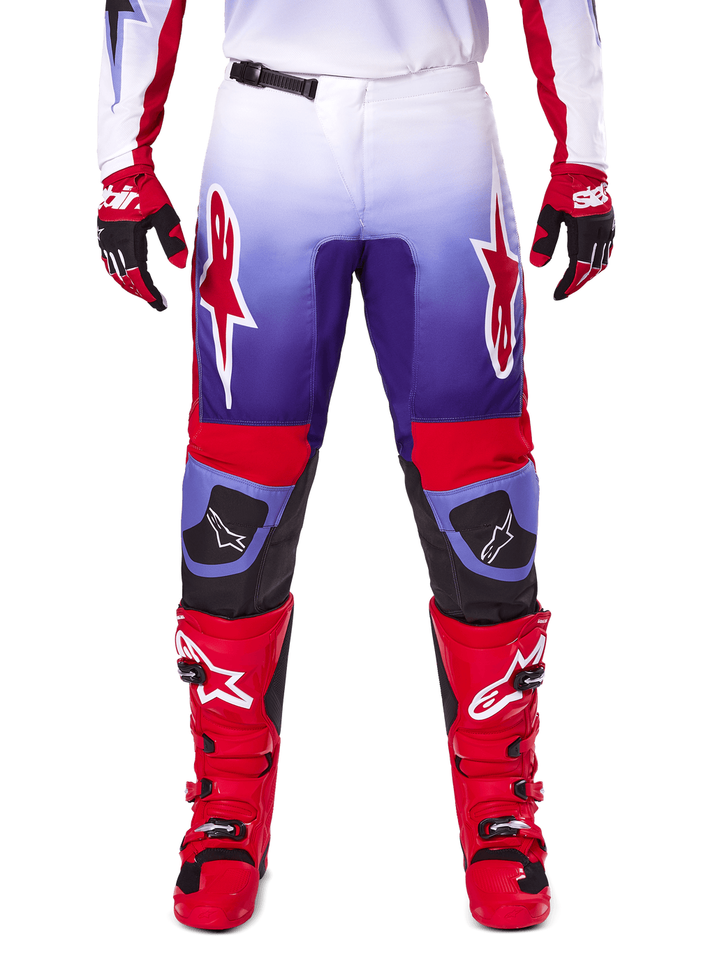 Alpinestars 2025 Fluid Wurx Pants, calças de motocross, roxas e vermelho vivo, usadas com botas e luvas vermelhas a condizer, com logótipos brancos nas coxas e reforços pretos nos joelhos, equipamento de performance para condução todo-o-terreno